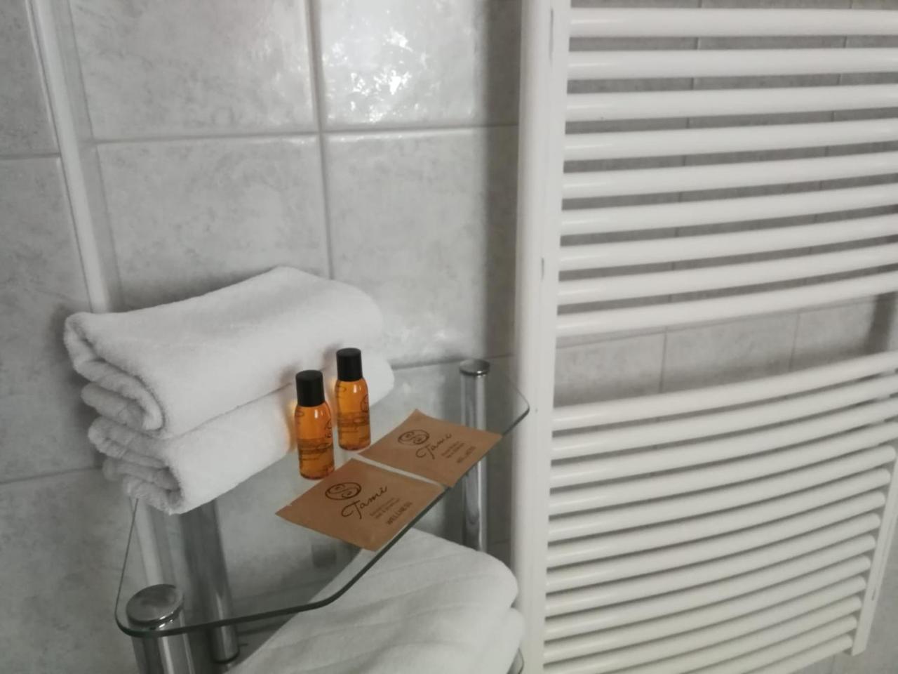 Gasthaus Weisskugel Malles Venosta Ngoại thất bức ảnh
