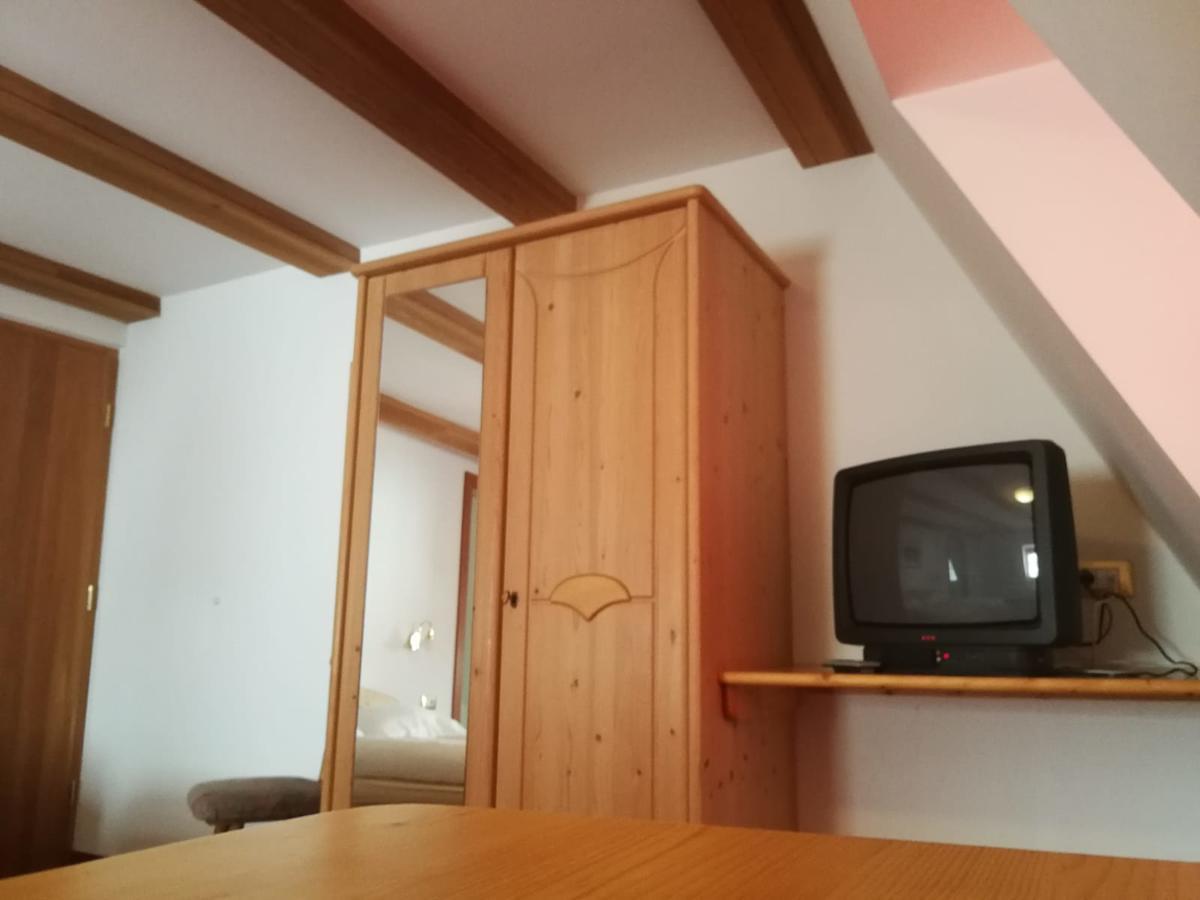 Gasthaus Weisskugel Malles Venosta Ngoại thất bức ảnh