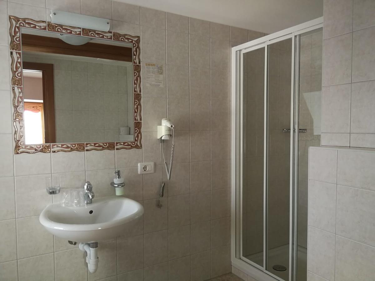 Gasthaus Weisskugel Malles Venosta Ngoại thất bức ảnh
