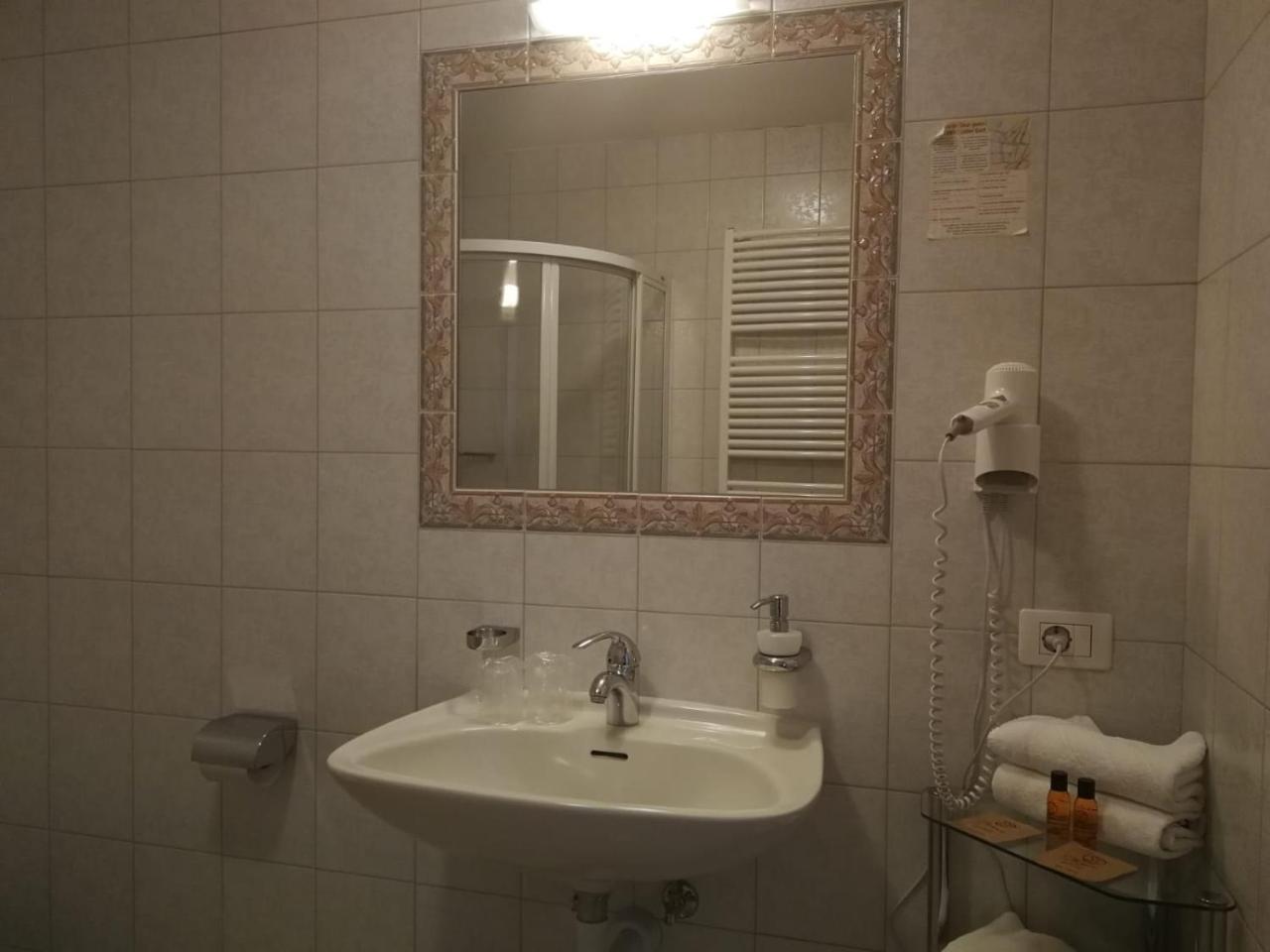 Gasthaus Weisskugel Malles Venosta Ngoại thất bức ảnh