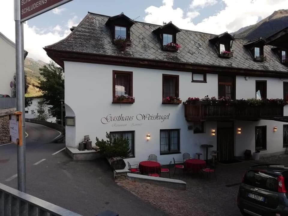 Gasthaus Weisskugel Malles Venosta Ngoại thất bức ảnh